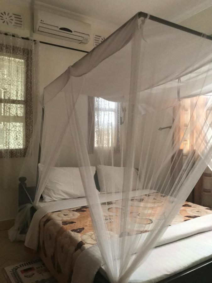 Bed and Breakfast Le Parlour Boma la Ngombe Exterior foto